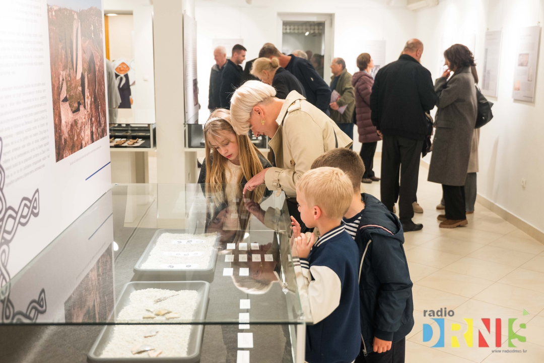 Arheološki nalazi iz drniškog kraja: Otvorena izložba Ive Ćevida 'Od Gradine do grada'