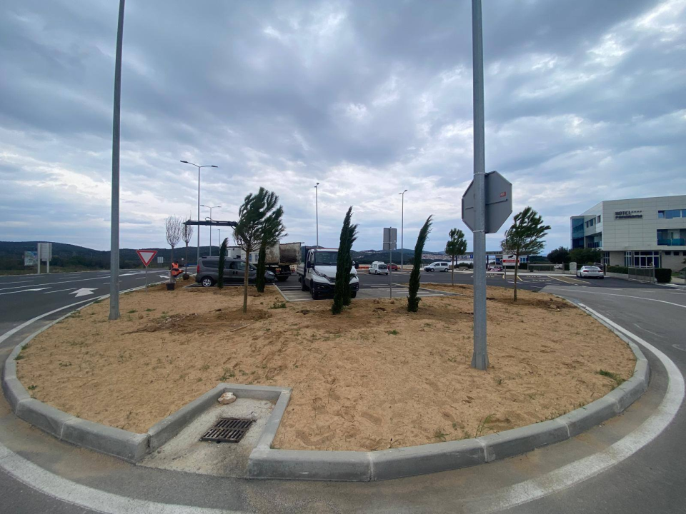 Uređenje zelene površine kod Šibenskog mosta