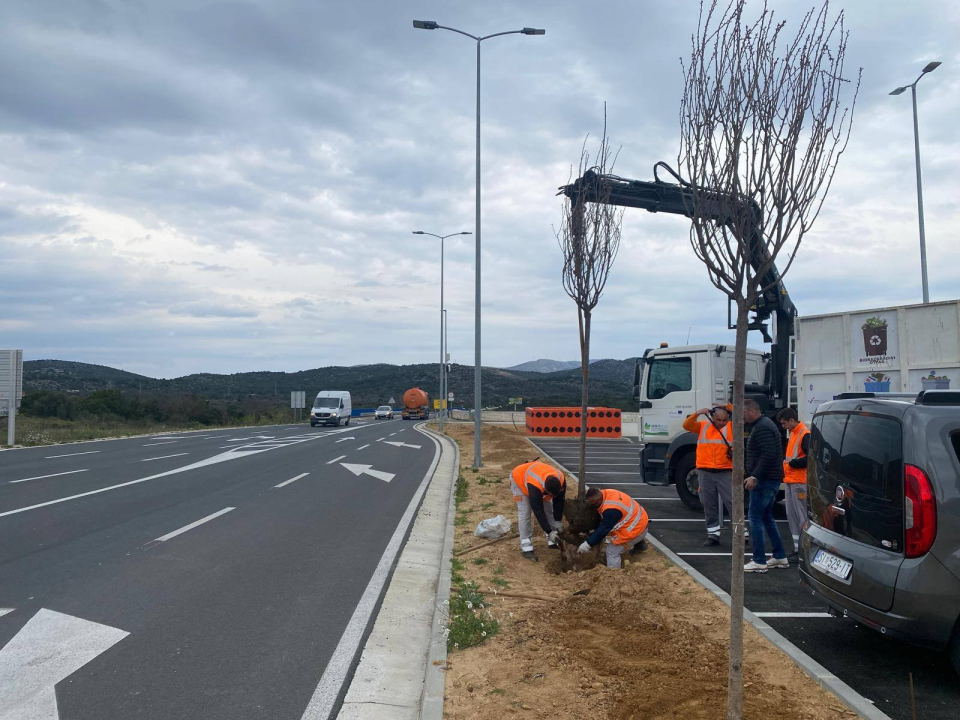 Uređenje zelene površine kod Šibenskog mosta