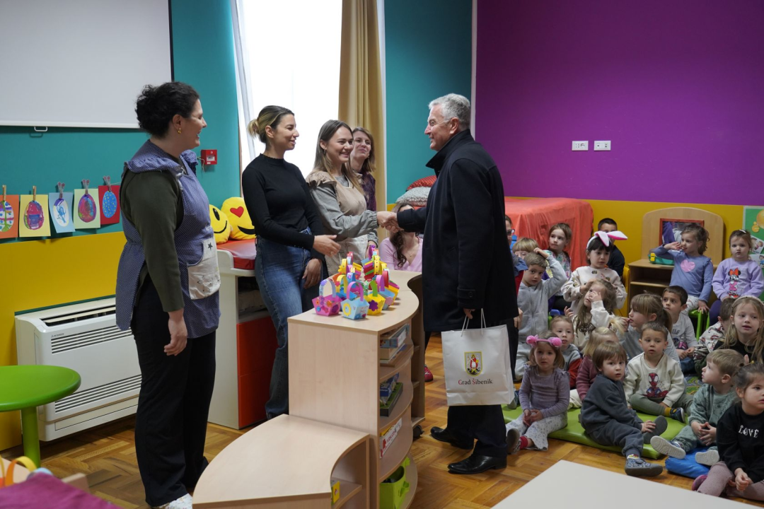 Gradonačelnik posjetio Dječji vrtić Blažena Hozana: Djeci i odgojiteljicama čestitao Uskrs