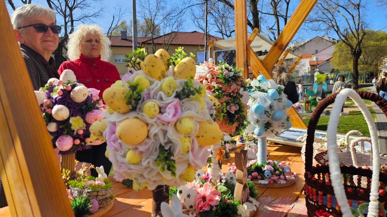Od meda, pogača do dekoracija: Bogata ponuda na uskrsnom sajmu u Kninu