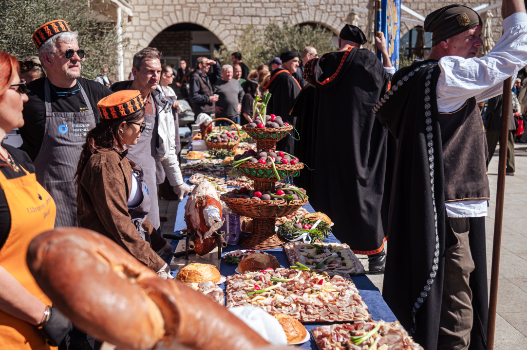FOTO Obrtnici i ove godine pripremili uskrsni doručak u Šibeniku, glavna zvijezda bila je mega fritaja