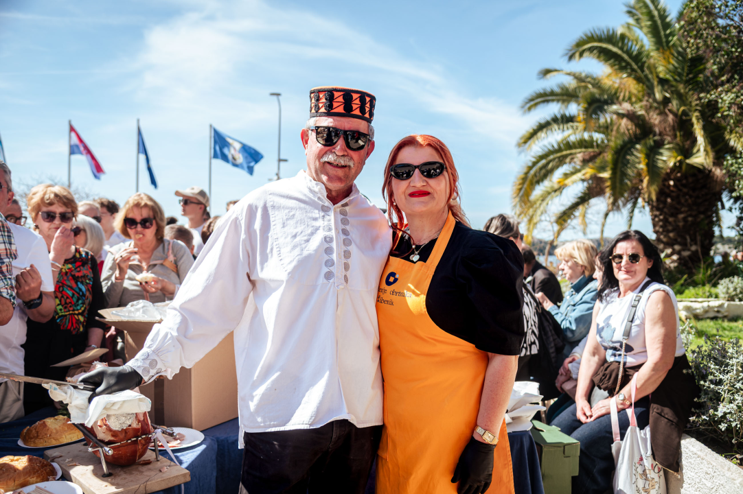 FOTO Obrtnici i ove godine pripremili uskrsni doručak u Šibeniku, glavna zvijezda bila je mega fritaja