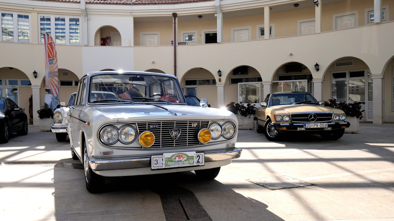 Uskrs u Rogoznici donio spoj tradicije i gastronomije: Izložba oldtimera oduševila mještane i goste