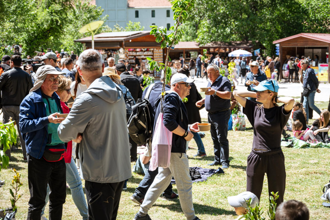 Podijeljeno 2000 porcija fažola i 1500 autohtonih i medonosnih sadnica u NP Krka