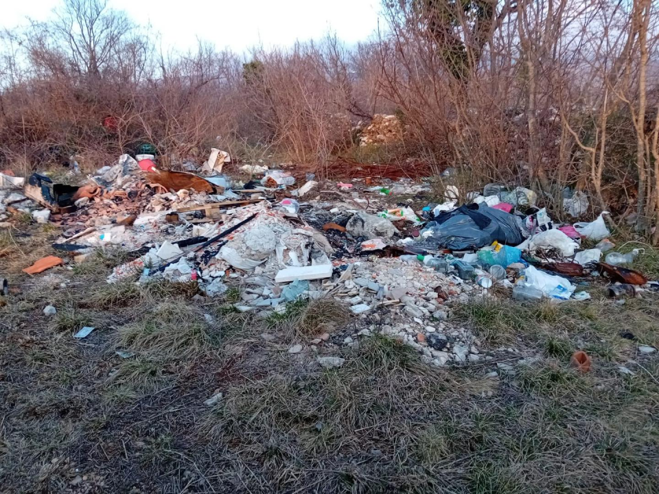 Netko je u okolici Drniša napravio malo ilegalno odlagalište otpada